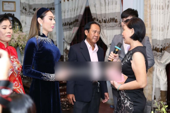Lâm Khánh Chi diện áo dài nhung xanh dịu dàng, tất bật chuẩn bị cho hôn lễ ngày mai Lâm Khánh Chi diện áo dài nhung xanh dịu dàng, tất bật chuẩn bị cho hôn lễ ngày mai
